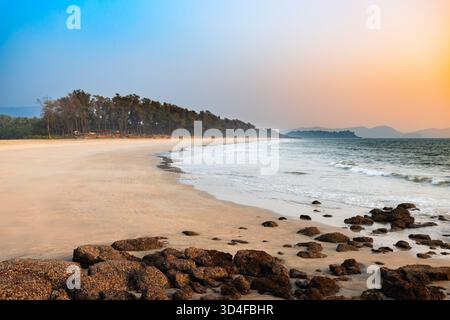 Spiaggia di Galgibaga al tramonto. Galgibaga o Galgibagh Beach - una spiaggia pubblica si trova a South Goa, in India, vicino al mare di Palolem. Foto Stock