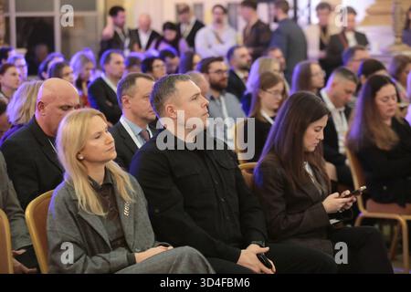 Il vicepresidente della Verkhovna Rada Ucraina Olena Kondratiuk (L) partecipa alla sessione straordinaria del Forum sulla sicurezza di Kiev sulla situazione nel settore energetico dell'Ucraina e sulle prospettive economiche per il 2026, Kiev, Ucraina, il 10 novembre 2025 (foto di Volodymyr Tarasov/Ukrinform) Foto Stock