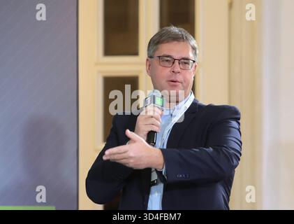 Il direttore del centro di ricerca sull'energia Oleksandr Kharchenko tiene un discorso durante la sessione straordinaria del forum sulla sicurezza di Kiev sulla situazione nel settore energetico dell'Ucraina e sulle prospettive economiche per il 2026, Kiev, Ucraina, il 10 novembre 2025 (foto di Volodymyr Tarasov/Ukrinform) Foto Stock