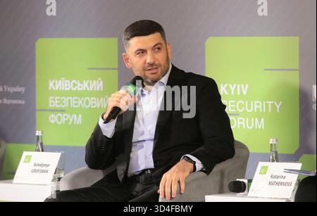 Il primo ministro ucraino nel 2016-2019, Volodymyr Groysman partecipa alla sessione straordinaria del Forum sulla sicurezza di Kiev sulla situazione nel settore energetico dell'Ucraina e sulle prospettive economiche per il 2026, Kiev, Ucraina, il 10 novembre 2025 (foto di Volodymyr Tarasov/Ukrinform) Foto Stock
