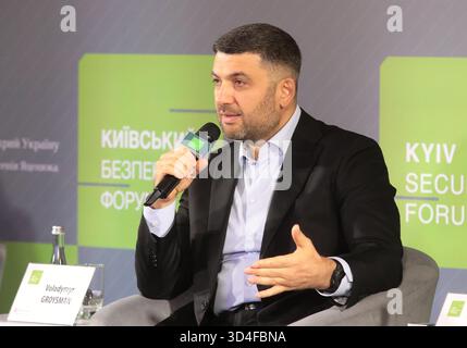 Il primo ministro ucraino nel 2016-2019, Volodymyr Groysman partecipa alla sessione straordinaria del Forum sulla sicurezza di Kiev sulla situazione nel settore energetico dell'Ucraina e sulle prospettive economiche per il 2026, Kiev, Ucraina, il 10 novembre 2025 (foto di Volodymyr Tarasov/Ukrinform) Foto Stock