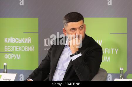 Il primo ministro ucraino nel 2016-2019, Volodymyr Groysman partecipa alla sessione straordinaria del Forum sulla sicurezza di Kiev sulla situazione nel settore energetico dell'Ucraina e sulle prospettive economiche per il 2026, Kiev, Ucraina, il 10 novembre 2025 (foto di Volodymyr Tarasov/Ukrinform) Foto Stock