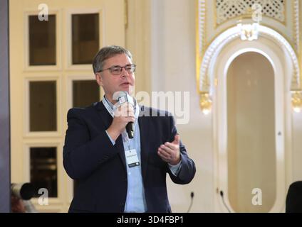 Il direttore del centro di ricerca sull'energia Oleksandr Kharchenko tiene un discorso durante la sessione straordinaria del forum sulla sicurezza di Kiev sulla situazione nel settore energetico dell'Ucraina e sulle prospettive economiche per il 2026, Kiev, Ucraina, il 10 novembre 2025 (foto di Volodymyr Tarasov/Ukrinform) Foto Stock