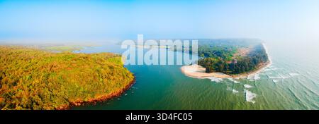 Vista panoramica aerea della spiaggia di Querim e del fiume Terekhol. Arambol Beach - una spiaggia pubblica si trova a Goa Nord, in India. Foto Stock