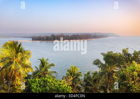 Vista panoramica aerea del fiume Terekhol e della spiaggia di Querim dal forte Tiracol. Querim Beach si trova nel nord di Goa in India. Foto Stock