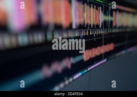 DJ che mixa brani con controller elettronico di musica. Primo piano del mixer sonoro giradischi DJ nel nightclub. Produttore musicale DJ rhythm and sound. Mix audio Foto Stock