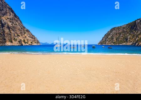 La spiaggia di Butterfly Valley o Kelebekler Vadisi è una bellissima spiaggia vicino al villaggio di Oludeniz, distretto di Fethiye in Turchia Foto Stock