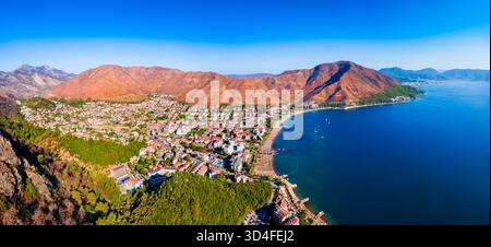 Vista panoramica aerea della spiaggia di Icmeler. Icmeler è una città vicino a Marmaris, nella provincia di Mugla, Turchia. Foto Stock
