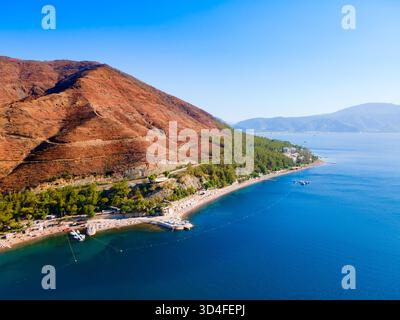 Vista panoramica aerea della spiaggia di Icmeler. Icmeler è una città vicino a Marmaris, nella provincia di Mugla, Turchia. Foto Stock