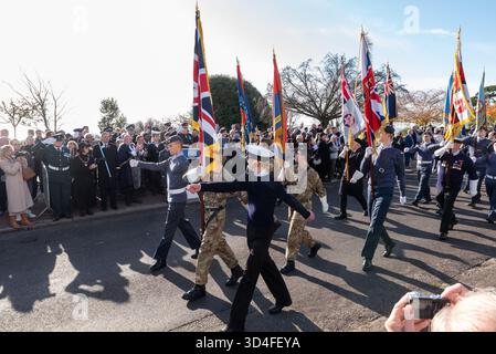 Tutti i cadetti di servizio con gli standard che seguono il saluto marciando davanti a dignitari dopo il servizio domenicale della memoria presso il Southend War Memorial Foto Stock