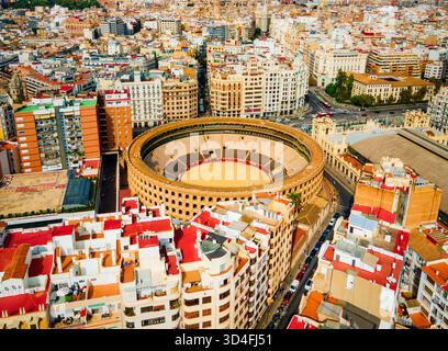 Vista panoramica aerea di Plaza de Toros de Valencia o Plaza de bous. Si tratta di un bullring nella città di Valencia, Spagna. Foto Stock