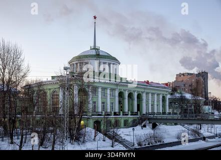 Murmansk, Russia - 11 marzo 2025: Vista della stazione ferroviaria di Murmansk dalla piattaforma Foto Stock