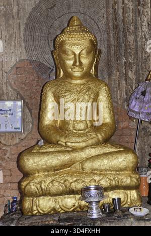 Pagode, tempio, stupa, Bagan, divisione Mandalay, Myanmar, Asia, statua dorata del Buddha in meditazione posa in un tempio di mattoni con decorazioni semplici, mi Foto Stock