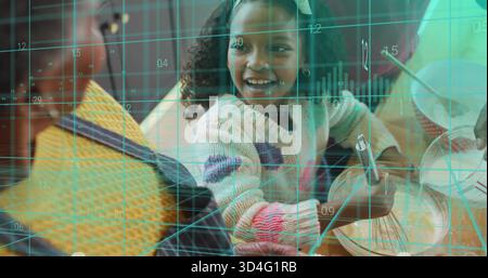 Mescolare il bambino indossando un maglione pastello mescolando l'impasto al tavolo con una frusta in metallo e una griglia d'acqua Foto Stock