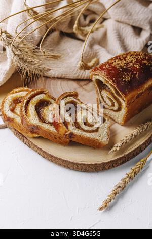 Cibo, panino dolce ripieno con marmellata di mele Foto Stock