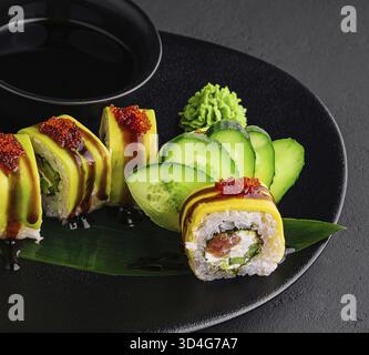 Cibo, sushi roll al drago verde con anguilla, avocado, cetriolo Foto Stock