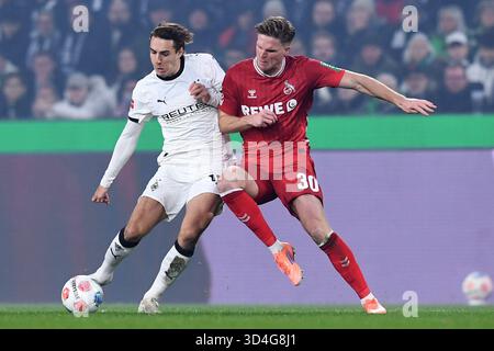 Fussball 1. Bundesliga 10. Spieltag Borussia Moenchengladbach - 1. FC Koeln am 08.11.2025 im Borussia-Park a Moenchengladbach Florian Neuhaus ( Moenchengladbach ), links - Marius Buelter ( Koeln ), rechts regolamento DFL vietano qualsiasi uso di fotografie come sequenze di immagini e/o quasi-video. Foto: Revierfoto credito: ddp media GmbH/Alamy Live News Foto Stock