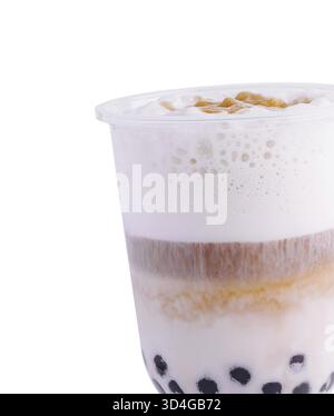 Cibo, tè al latte tailandese freddo con bollicine in tazza di plastica Foto Stock
