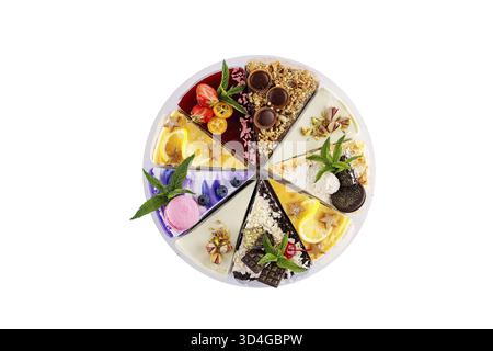 Cibo, assortimento di pezzi di torta, isolati su bianco Foto Stock