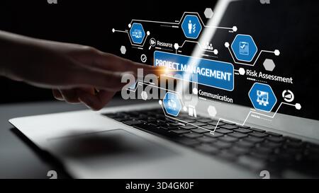 Primo piano di una mano che utilizza un laptop con un'interfaccia di gestione dei progetti digitale. L'immagine acquisisce i concetti di allocazione delle risorse e rischio Foto Stock