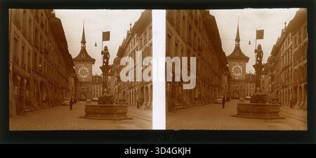 Fotografia di una piazza con la torre dell'orologio di Zytglogge e la fontana di Zähringen (Zähringerbrunnen) in primo piano. Scattata da Josep Domènech i Sàbat nel giugno 1934, l'immagine mostra i punti di riferimento di Berna, Svizzera. Foto Stock