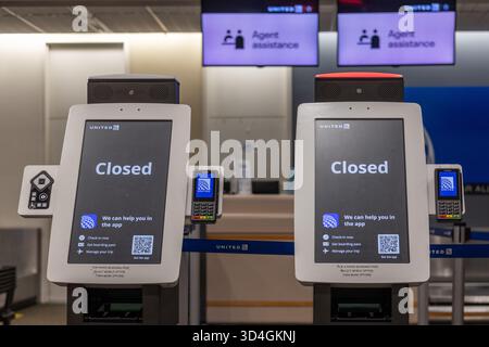 SAVANNAH, GEORGIA, USA, 9 NOVEMBRE 2025: Due chioschi self-service per il check-in di United Airlines mostrano un messaggio "chiuso", con schermi digitali Foto Stock