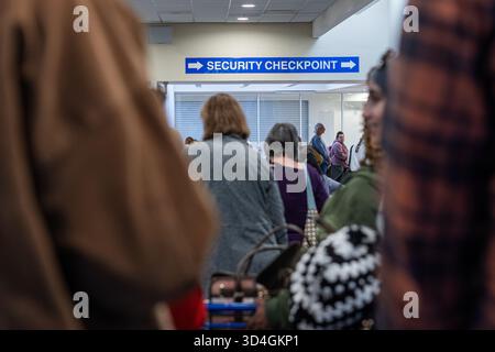 SAVANNAH, GEORGIA, USA, 9 NOVEMBRE 2025: I passeggeri delle compagnie aeree aspettano in fila il controllo di sicurezza all'Aeroporto Internazionale di Savannah/Hilton Head (S Foto Stock