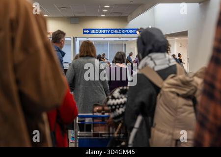 SAVANNAH, GEORGIA, USA, 9 NOVEMBRE 2025: I passeggeri delle compagnie aeree aspettano in fila il controllo di sicurezza all'Aeroporto Internazionale di Savannah/Hilton Head (S Foto Stock