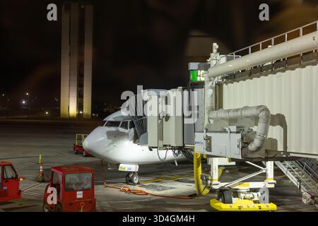 SAVANNAH, GEORGIA, USA, 9 NOVEMBRE 2025: Un jet passeggeri regionale, collegato a un ponte per l'imbarco, è parcheggiato sulla rampa di Savannah/Hilton H. Foto Stock