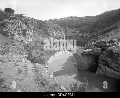 Il ponte romanico di Montclús attraversa il fiume, visto dalla riva sinistra. Catturato il 29 aprile 1895 da Lluís Marià Vidal i Carreras, è una struttura storica chiave nella regione della Catalogna. Foto Stock