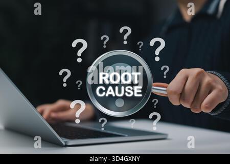 Persona d'affari con lente d'ingrandimento con testo della causa principale, circondato da punti interrogativi. Concetto di risoluzione dei problemi, analisi delle cause principali, Foto Stock