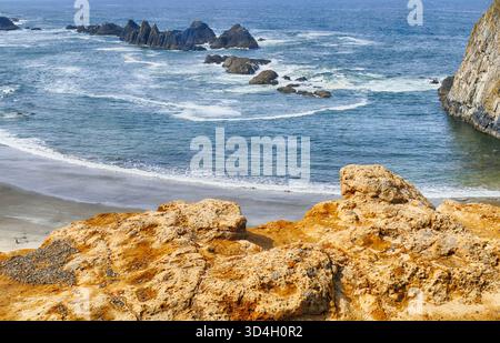 , Seal Rock, vicino a Newport, Oregon, potenti onde che battono la costa rocciosa presso il Seal Rock State Recreation Site, Newport, Oregon, spettacolare paesaggio oceanico Foto Stock