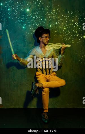 Un favoloso musicista suona un violino immaginario sullo sfondo di stelle Foto Stock