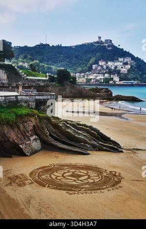 Arte di sabbia, conosciuta anche come mandala di sabbia, sulla spiaggia di San Sebastián, Spagna, Europa Foto Stock