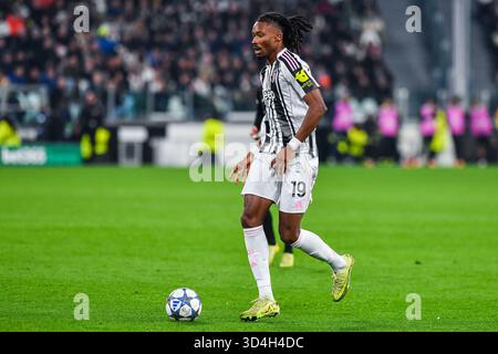 Khephren Thuram della Juventus FC visto in azione durante la fase di UEFA Champions League 2025/26 - Matchday 4 partita di calcio tra Juventus FC e Sporting CP all'Allianz Stadium Foto Stock