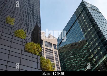 L'edificio Sony visto dalla Fifth Avenue con le scale della Trump Tower in primo piano, 2025, NYC, USA Foto Stock