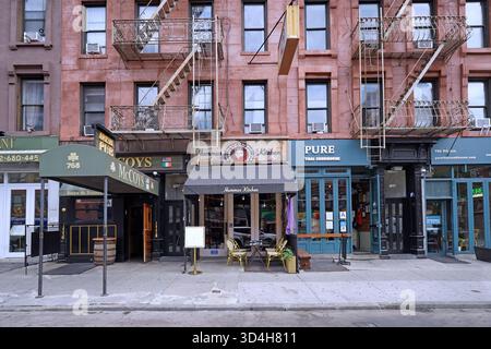 L'Hell's Kitchen di New York City, vecchio edificio con fuochi d'artificio esterni e ristoranti Foto Stock