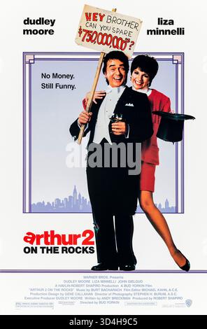 Arthur 2: On the Rocks (1988) diretto da Bud Yorkin e interpretato da Dudley Moore, Liza Minnelli e John Gielgud. Arthur e Linda lottano per perdere la loro fortuna mentre cercano di creare una famiglia e mantenere il loro matrimonio insieme. Fotografia di un poster originale del 1988 USA a un foglio SOLO PER USO EDITORIALE. Crediti: BFA / Warner Bros Foto Stock