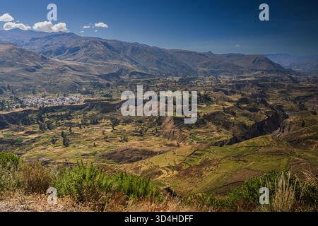 Vista panoramica della valle del Colca, della regione di Arequipa, del Perù, con campi terrazzati e villaggi andini circondati dalle montagne. Foto Stock