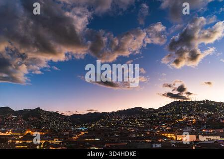 Vista serale di Cusco al crepuscolo, vista dai tetti che si affacciano sul centro storico, seguita da scene di strada notturne nel vecchio quartiere Inca. Foto Stock