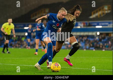 Liverpool, Regno Unito. 9 novembre 2025. Katie Robinson (19 Everton) è sfidata da Leila Ouahabi (15 Manchester City). Everton Women vs Manchester City Women, Womens Super League, Goodison Park, Liverpool, Inghilterra, 9 novembre 2025. Credito: SPP Sport Press Photo. /Alamy Live News Foto Stock
