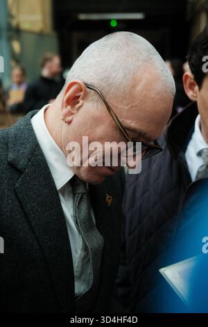 Daniel Day-Lewis accoglie i fan al BFI London Film Festival 2025 per la prima proiezione di "Anemone" Foto Stock