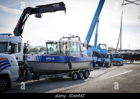 Kinrooi, Belgio. 10 novembre 2025. Una nave della polizia fotografata durante un'azione di ricerca della polizia e dell'unità delle persone scomparse nel lago Maasplassen, lunedì 10 novembre 2025. Domenica 10 novembre, in serata, i servizi di soccorso sono stati chiamati per una barca affondata nel lago Maasplassen, a Kinrooi. Sono state trovate due persone e si sono recate in ospedale. Le ricerche per la terza persona scomparsa ricominciano questo lunedì mattina BELGA FOTO JILL DELSAUX credito: Belga News Agency/Alamy Live News Foto Stock