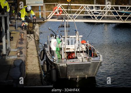 Kinrooi, Belgio. 10 novembre 2025. Una barca di protezione civile raffigurata in un'azione di ricerca della polizia e dell'unità di persone scomparse nel lago Maasplassen, lunedì 10 novembre 2025. Domenica 10 novembre, in serata, i servizi di soccorso sono stati chiamati per una barca affondata nel lago Maasplassen, a Kinrooi. Sono state trovate due persone e si sono recate in ospedale. Le ricerche per la terza persona scomparsa ricominciano questo lunedì mattina BELGA FOTO JILL DELSAUX credito: Belga News Agency/Alamy Live News Foto Stock
