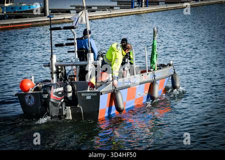 Kinrooi, Belgio. 10 novembre 2025. Una barca di protezione civile raffigurata in un'azione di ricerca della polizia e dell'unità di persone scomparse nel lago Maasplassen, lunedì 10 novembre 2025. Domenica 10 novembre, in serata, i servizi di soccorso sono stati chiamati per una barca affondata nel lago Maasplassen, a Kinrooi. Sono state trovate due persone e si sono recate in ospedale. Le ricerche per la terza persona scomparsa ricominciano questo lunedì mattina BELGA FOTO JILL DELSAUX credito: Belga News Agency/Alamy Live News Foto Stock