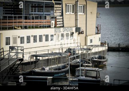 Kinrooi, Belgio. 10 novembre 2025. Botel Ophoven e The Are di un'azione di ricerca della polizia e delle persone scomparse nel lago Maasplassen, lunedì 10 novembre 2025. Domenica 10 novembre, in serata, i servizi di soccorso sono stati chiamati per una barca affondata nel lago Maasplassen, a Kinrooi. Sono state trovate due persone e si sono recate in ospedale. Le ricerche per la terza persona scomparsa ricominciano questo lunedì mattina BELGA FOTO JILL DELSAUX credito: Belga News Agency/Alamy Live News Foto Stock