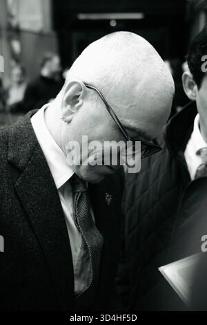 Daniel Day-Lewis accoglie i fan al BFI London Film Festival 2025 per la prima proiezione di "Anemone" Foto Stock