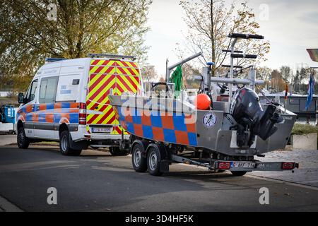 Kinrooi, Belgio. 10 novembre 2025. Una barca di protezione civile belga fotografata durante un'azione di ricerca della polizia e dell'unità di persone scomparse nel lago Maasplassen, lunedì 10 novembre 2025. Domenica 10 novembre, in serata, i servizi di soccorso sono stati chiamati per una barca affondata nel lago Maasplassen, a Kinrooi. Sono state trovate due persone e si sono recate in ospedale. Le ricerche per la terza persona scomparsa ricominciano questo lunedì mattina BELGA FOTO JILL DELSAUX credito: Belga News Agency/Alamy Live News Foto Stock