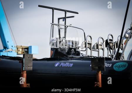 Kinrooi, Belgio. 10 novembre 2025. Il logo della polizia su una barca raffigurato in un'azione di ricerca della polizia e dell'unità delle persone scomparse nel lago Maasplassen, lunedì 10 novembre 2025. Domenica 10 novembre, in serata, i servizi di soccorso sono stati chiamati per una barca affondata nel lago Maasplassen, a Kinrooi. Sono state trovate due persone e si sono recate in ospedale. Le ricerche per la terza persona scomparsa ricominciano questo lunedì mattina BELGA FOTO JILL DELSAUX credito: Belga News Agency/Alamy Live News Foto Stock