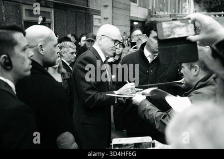 Daniel Day-Lewis accoglie i fan al BFI London Film Festival 2025 per la prima proiezione di "Anemone" Foto Stock